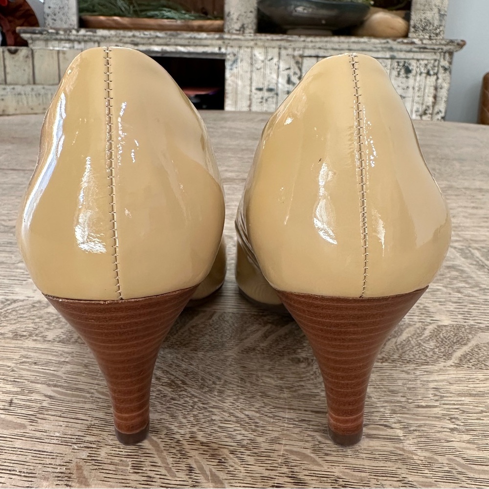 Clarks NWOB Artisan Indigo Nude Tan Patent Peep Toe Pumps Heels Dress Shoes 6.5 - Picture 6 of 15